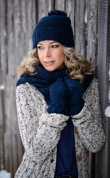 冬天穿着针织毛衣戴着帽子的漂亮女人图片下载