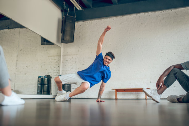 舞池里微笑的年轻人图片下载