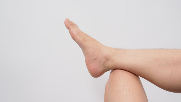 亚洲男性赤脚是孤立的白色背景。图片下载