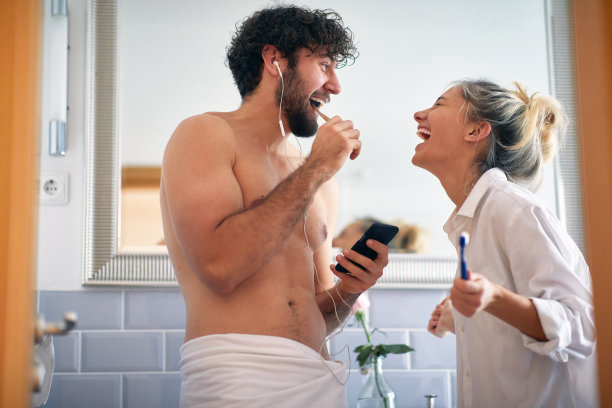 甜蜜的情侣在一起刷牙图片下载