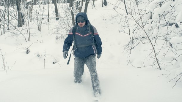 极限游客背包穿越西伯利亚针叶林图片下载