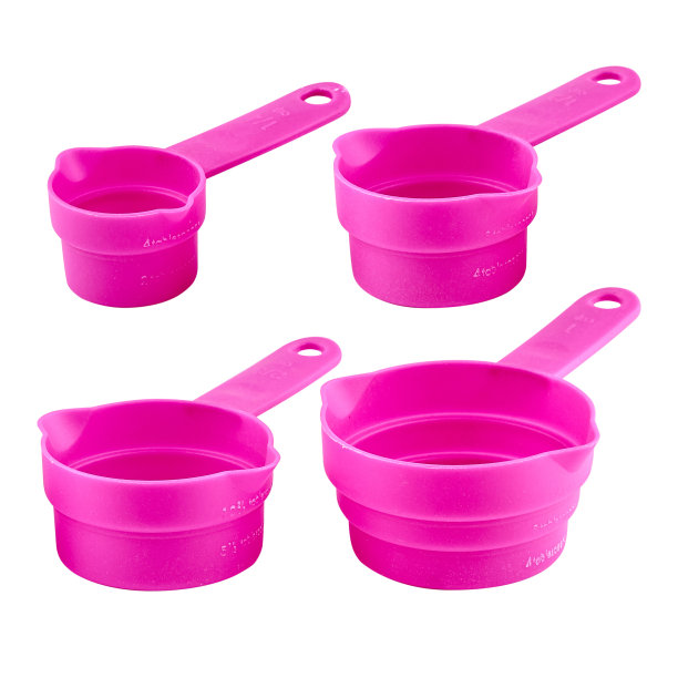 粉色塑料测量勺孤立在白色背景上，复制空间。图片下载