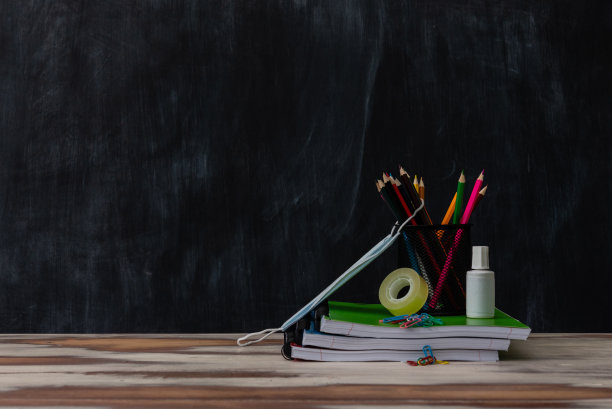 教室布置，有桌子、黑板和各种学习用品图片下载