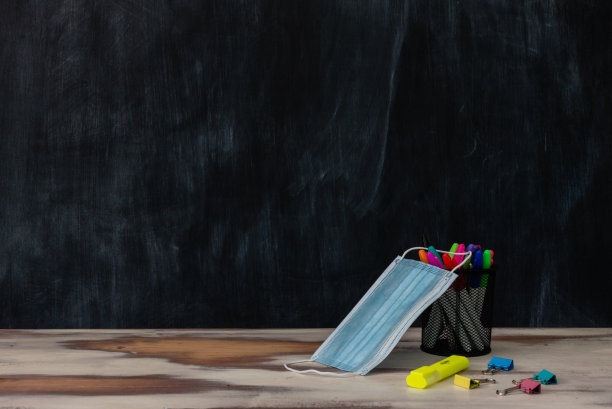 教室布置，有桌子、黑板和各种学习用品图片下载