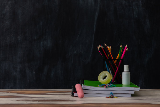 教室布置，有桌子、黑板和各种学习用品图片下载