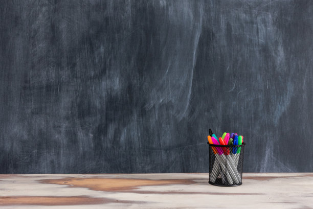 教室布置，有桌子、黑板和各种学习用品图片下载