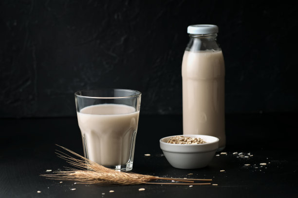 蔬菜燕麦牛奶，玻璃杯和瓶子放在桌子上图片下载