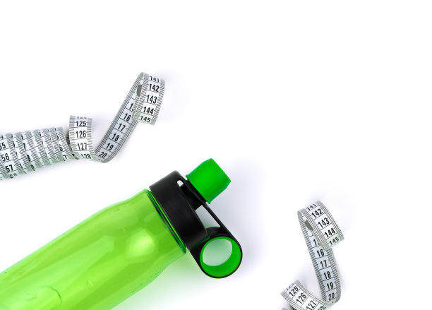 运动水瓶和厘米在一个白色的背景图片下载