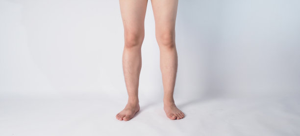 亚洲男性的腹股沟和腿和赤脚在白色的背景…图片下载