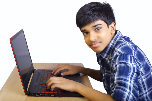 一个印度男孩在网上上课时使用笔记本电脑图片下载