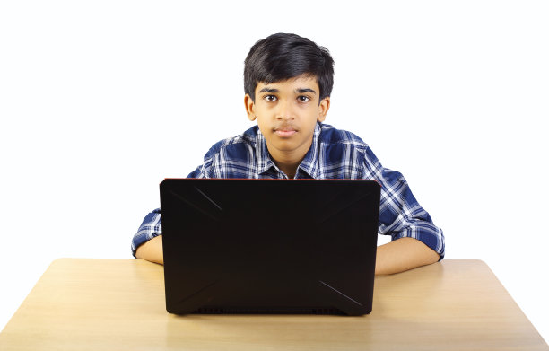 印度男孩在网上上课时使用笔记本电脑图片下载