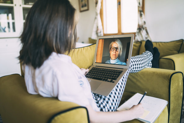 老师在网上向一个十几岁的女孩讲解课程图片下载