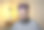 成熟的男人戴着颈圈和大手帕微笑肖像在家图片下载