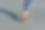 女人的脚走在沙滩上，后脚趾尖。图片下载