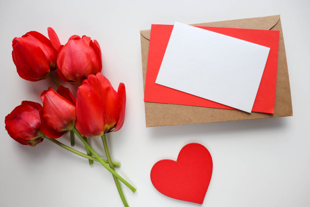 白色背景上的红色郁金香和红心花束图片下载