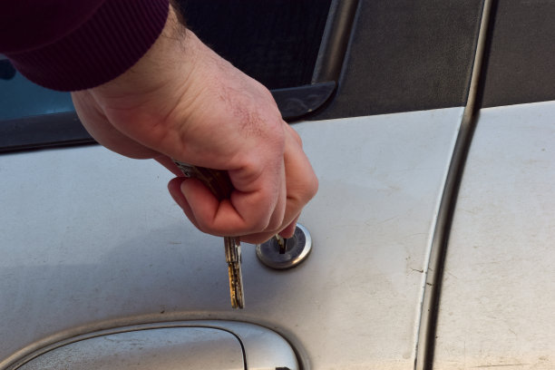 男性的手把钥匙插入二手车的钥匙孔图片下载