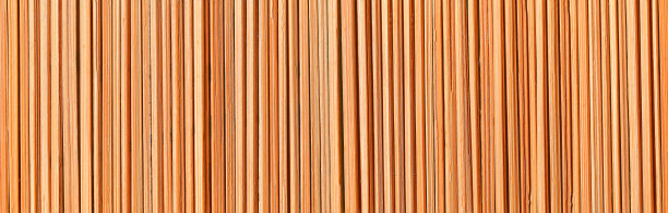 木制背景。竹竿一种由垂直的、不规则的、圆形的干竹竿构成的纹理图片下载