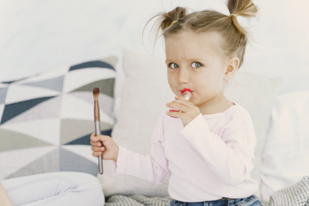 漂亮的小女孩在家里化妆图片下载