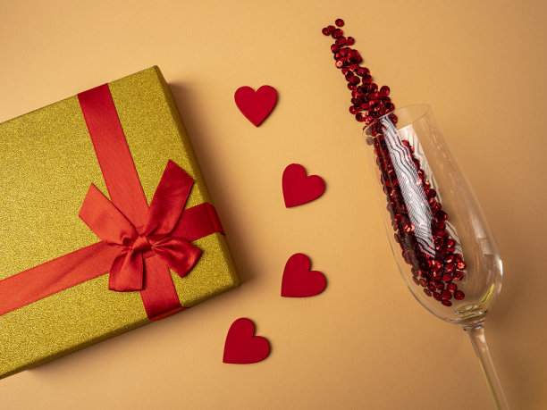 黄色的礼物上有一条丝带，背景是漂亮的橙色图片下载