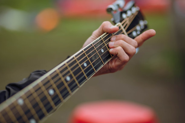 吉他手弹奏原声吉他的特写。图片下载