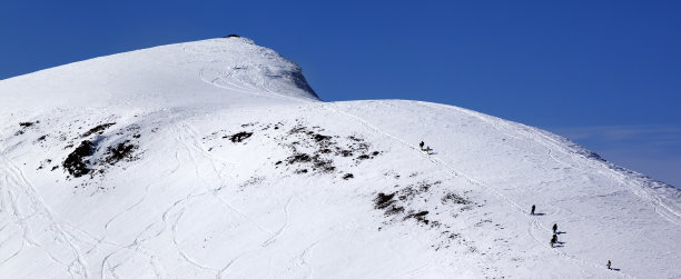 滑雪板和滑雪者在雪道斜坡在太阳日图片下载
