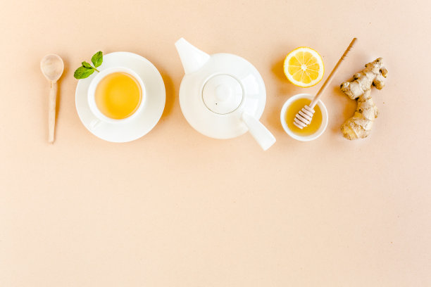 以薄荷、生姜、柠檬、蜂蜜等草本植物为底色的草本茶。平躺，俯视图图片下载