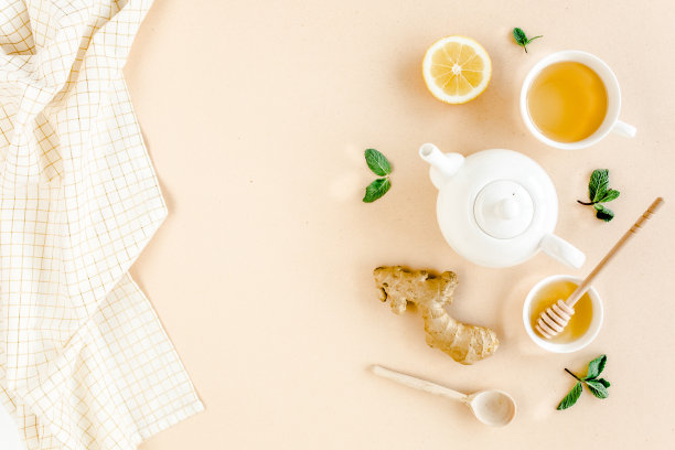 以薄荷、生姜、柠檬、蜂蜜等草本植物为底色的草本茶。平躺，俯视图图片下载