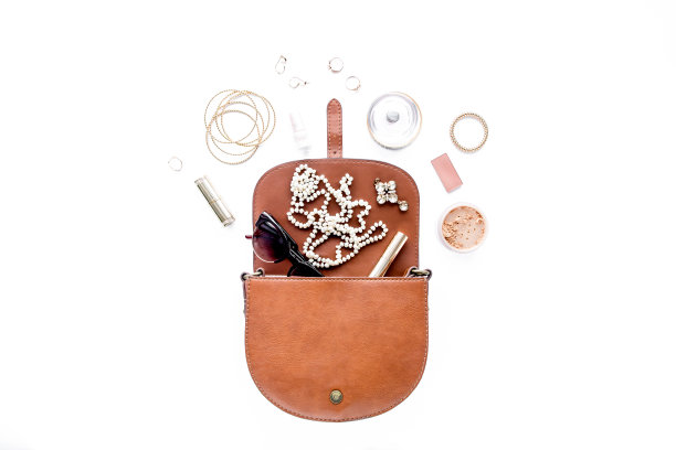 化妆工具。家庭办公室的工作空间。女性时尚，化妆刷，白色背景上的咖啡。平面构成。前视图。平躺图片下载