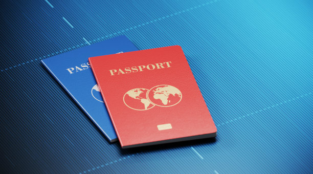 护照对坐在蓝色背景-护照和旅行概念图片下载