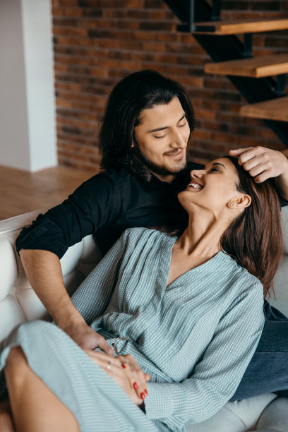 妻子轻柔地抚摸着心爱的丈夫的脸庞图片下载