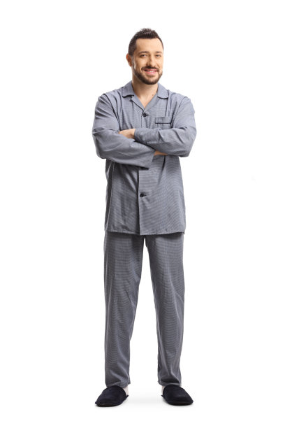 一个穿着睡衣的男人和抱着双臂摆姿势睡觉的人的全身像图片下载