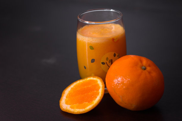 一杯新鲜橙汁和新鲜水果图片下载