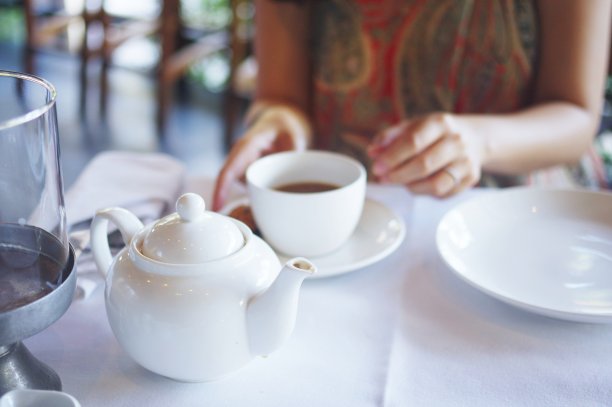 女人喝马萨拉茶，巴厘酒图片下载