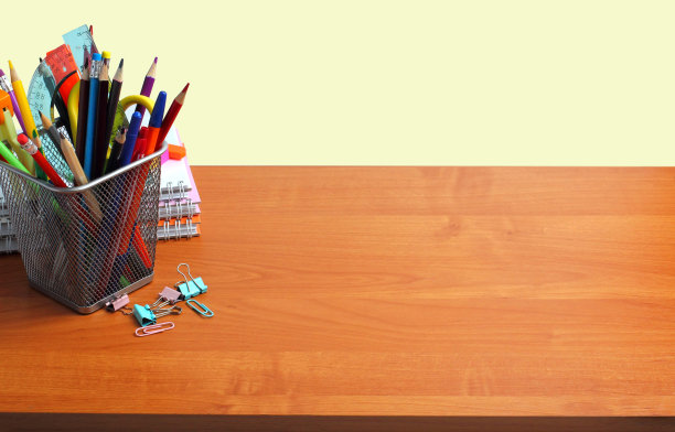 学习用品放在写字台或课桌上，关闭。回归学校或教育理念。放置文本，复制空间。图片下载