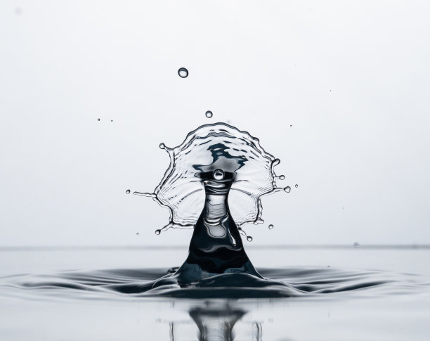 在纯背景上冻结水滴飞溅图片下载