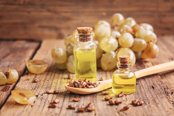 葡萄籽油玻璃罐内，木质背景。有选择性的重点图片下载