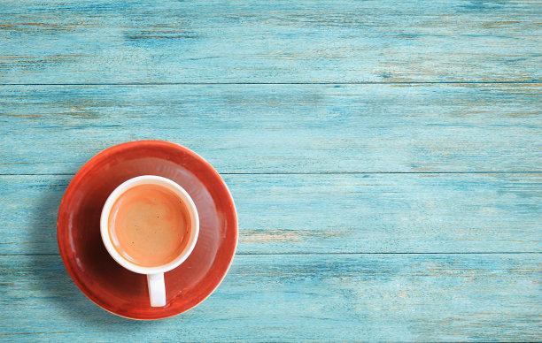 木桌背景上放着一杯咖啡图片下载