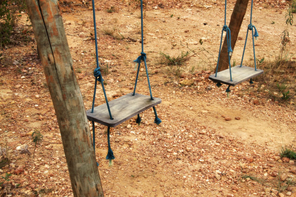 乡村的老式木秋千图片下载