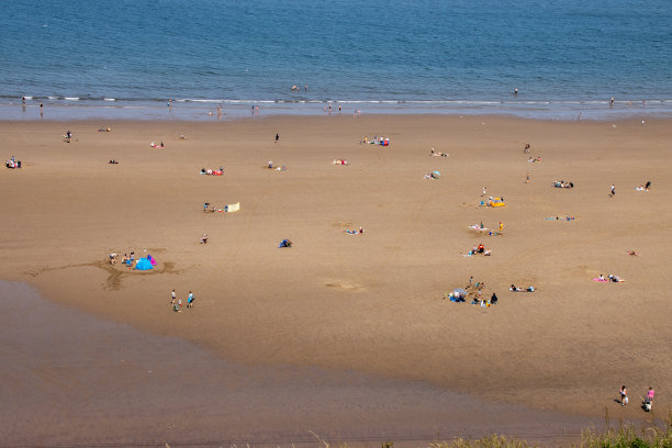 这是英国北约克郡美丽小镇惠特比的航拍照片，照片上人们在沙滩上图片下载