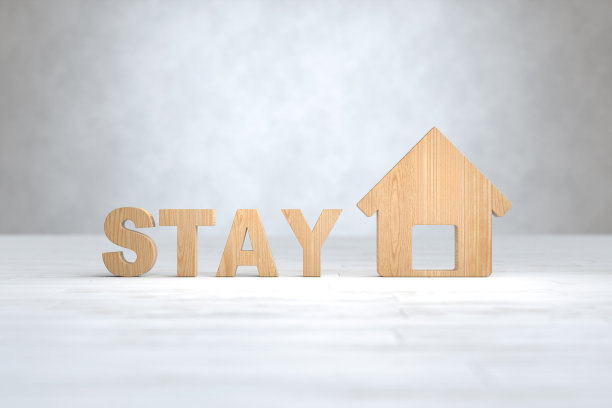 木制停留文本，冠状病毒，Covid-19，社交距离，呆在家里的概念。图片下载