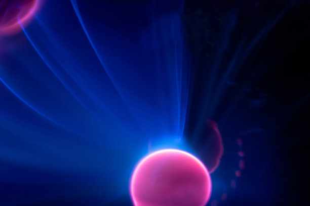 等离子球闪电灯。迷人的太空视频，在黑暗的背景与蓝色火焰放电的特写图片下载