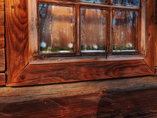 老式的棕色乡村木窗。仿古传统建筑外观细节。旅行的照片。复古的乡村木板图片下载