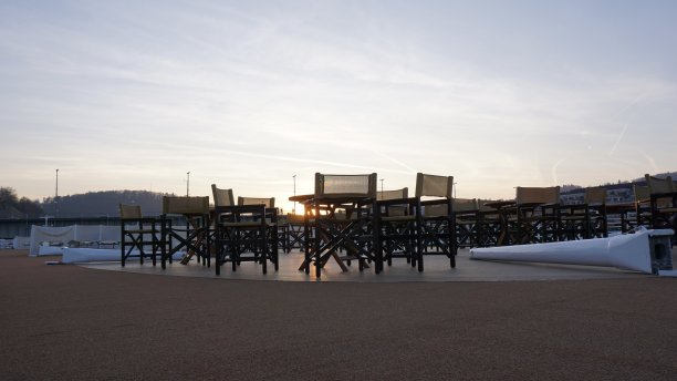 河游船赫克多瑙河在林茨奥贝德克扶手椅和桌子在日落图片下载