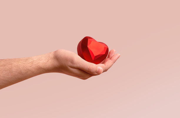 男人手握红色戒指盒在柔和的时尚颜色。浪漫的求婚贺卡海报。情人节礼物大减价。约会应用旗帜。婚姻意外的盒子。年轻人求婚图片下载