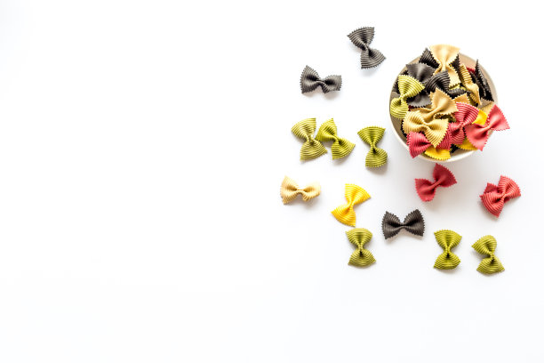 碗里的意大利面食。生的五彩意大利面，俯瞰图片下载