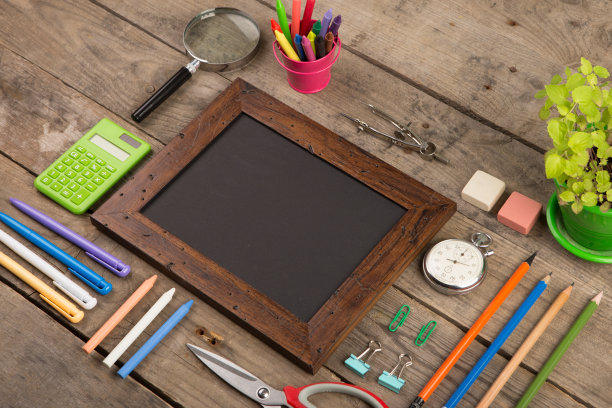 回到学校的概念-木制课桌上的学校用品图片下载