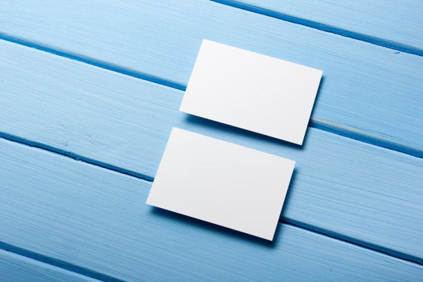 蓝色木质背景的空白名片。企业文具，品牌模型。创意设计师的办公桌。平的。文本复制空间图片下载