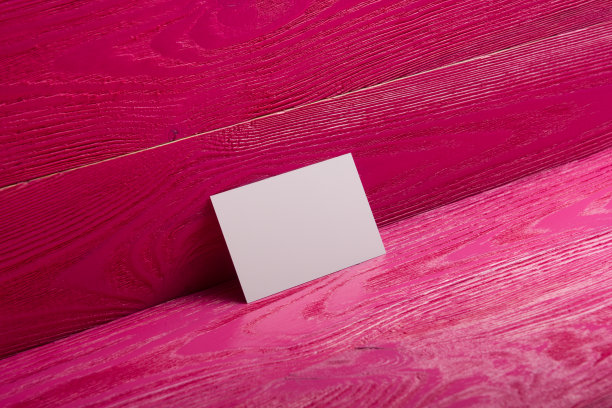 名片空白，粉红色木质背景。企业文具，品牌模型。创意设计师的办公桌。平的。文本复制空间图片下载