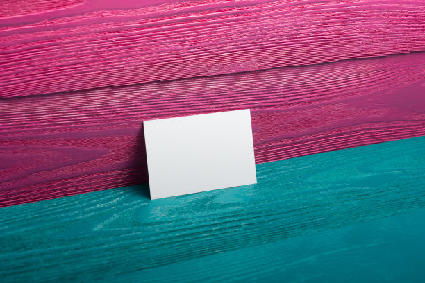 名片空白，粉红色木质背景。企业文具，品牌模型。创意设计师的办公桌。平的。文本复制空间图片下载