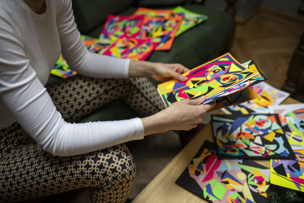 安排小版式绘画的自由艺术家图片下载